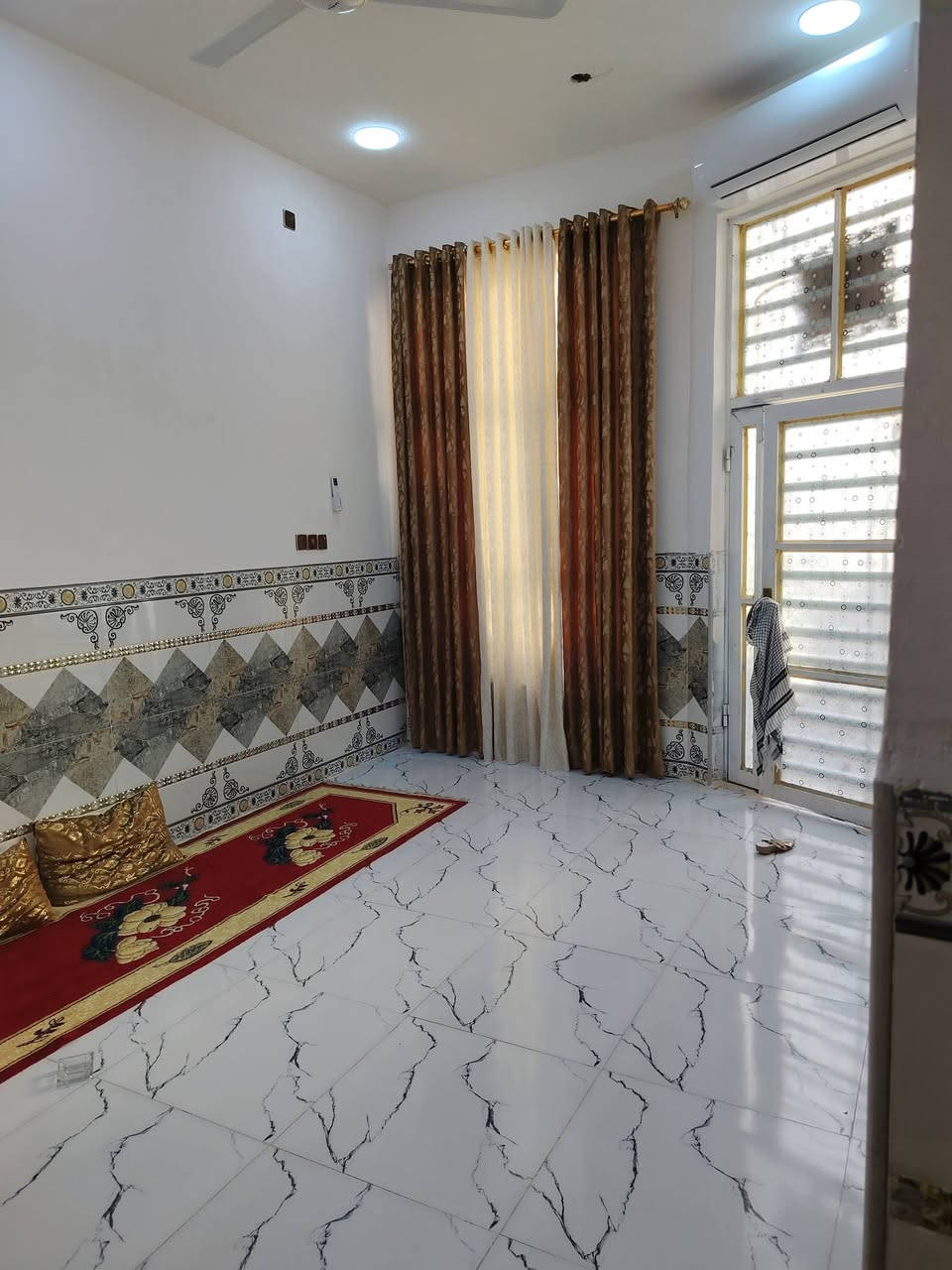 سلام عليكم بيت 100م للبيع بناء حديث بيت كامل +مطبخ فوك
بيت ماعوزة أي شي المكان الماجدية سيد جميل مقابل مدرسة الحشد الشعبي للاستفسار ***********

مكلف بنشر
