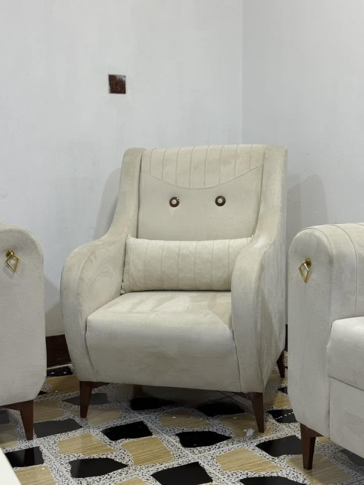 تاقم قەنەفەی ١٠ نەفەری زۆر جوان و نوێیە تازە کڕدراوە  زۆر تۆکمەیە و بێ دڕان و کاڵبوونەوە و بێ موشکیلەیە 
نرخی ٦٥٠ هەزار 

تاقم مێز و تەپڵەکی چواری تورکی دار ( ڕەنگی داری و کرێمیە ) زۆر تازە و جوانە نرخی٢٥٠ هەزار 

لە سلێمانی 
***********
***********
لە واتس ئەپ نامە بنێرن لە خزمەتانام
