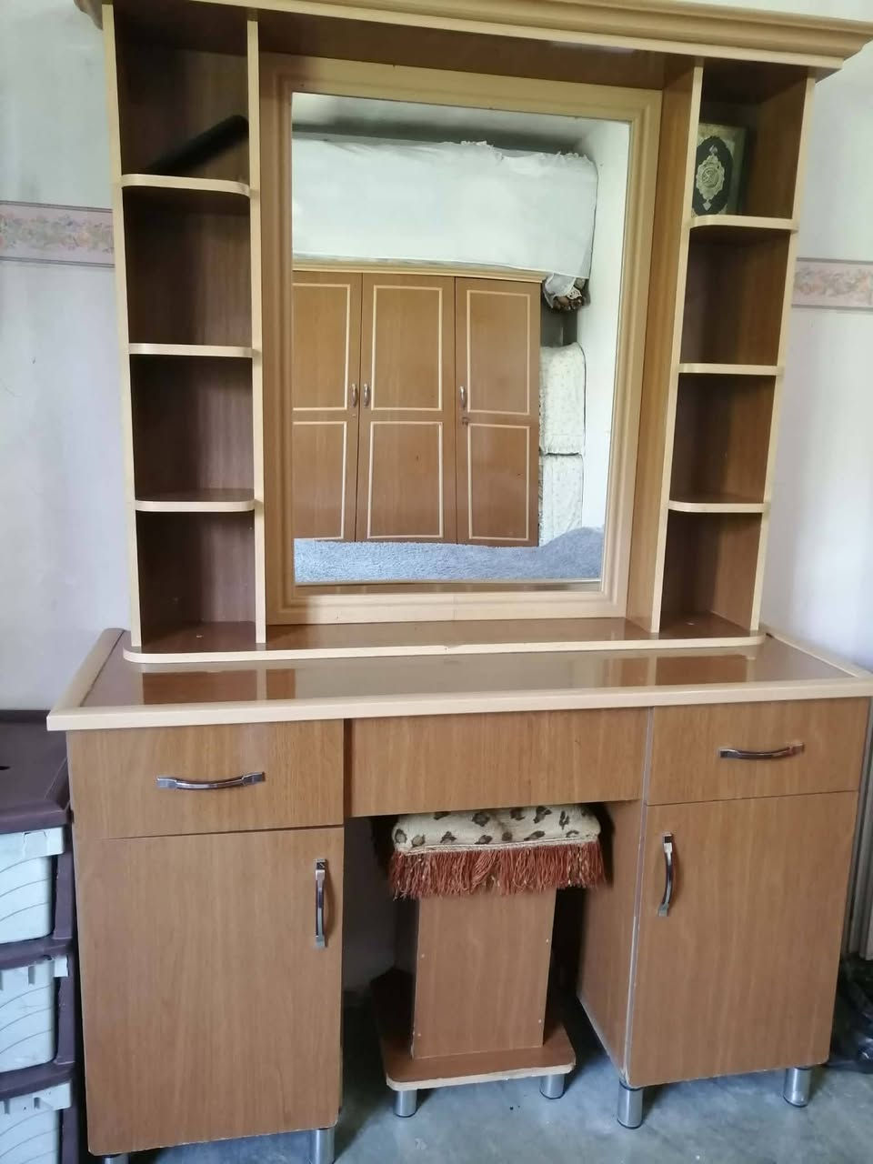غرفة نوم للبيع مكونه من 7 قطع  مستعمله ونضيفه للاستفسار اتصل ع هــ***********

