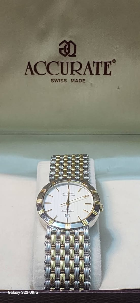 العنوان: للباحثين عن الأناقة السويسرية الخالدة.. ساعة ACCURATE الجديدة
​الوصف:
أعرض لكم تحفة فنية من دار الساعات السويسرية العريقة ACCURATE. ساعة تجمع بين الدقة المتناهية والتصميم الكلاسيكي الفاخر، مناسبة جداً للمناسبات الرسمية ولمحبي التميز.
​المنشأ: سويسرية الصنع بالكامل (Swiss Made).
​الحالة: جديدة تماماً (Brand New) لم تُلبس قط، مع علبتها الأصلية الفاخرة.
​التصميم: ميناء أبيض صدفي نقي مع عقارب ومؤشرات ذهبية أنيقة، وإطار "توجيهي" مذهب يضفي لمسة من الفخامة.
​السوار: مزيج رائع بين الفولاذ المقاوم للصدأ والذهب (Two-Tone)، بتصميم مريح وراقي جداً على المعصم.
​المميزات: تحتوي على نافذة لعرض التاريخ عند الرقم 6، مما يزيد من عمليتها وأناقتها.
​كلمة للبائع: الساعة قطعة "نادرة" وتعتبر استثماراً مثالياً لمحبي الماركات السويسرية التي تجمع بين الجودة والسعر المنافس.


**إذا كنت صاحب هذا الإعلان وتريد حذفه لأي سبب، رجاءا أرسل رسالة إلى الدعم الفني**