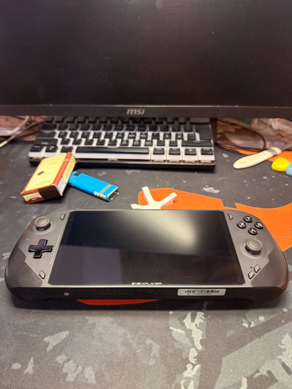 المواصفات التقنية (النسخة الخاصة بك):
• المعالج: AMD Ryzen 7 7840U (8 نوى، 16 مساراً).
• كارت الشاشة: AMD Radeon 780M (أقوى كارت مدمج حالياً).
• الذاكرة العشوائية (RAM): سعة 32GB من نوع LPDDR5x (بسرعة فائقة تصل لـ 7500MHz).
• سعة التخزين (SSD): مساحة 2TB من نوع NVMe PCIe 4.0 (سعة ضخمة تكفي لعشرات الألعاب الكبيرة).
• الشاشة: * حجم 7 بوصة بمعدل تحديث 120Hz.
• دقة 1080p وحواف نحيفة جداً لتعطي تجربة رؤية غامرة.
• أدوات التحكم: عصي تحكم (Joysticks) بتقنية Hall Effect (تمنع حدوث مشكلة "الانجراف" أو Drift).
• الصوت: نظام صوتي من Harman.
• الوزن: خفيف جداً (حوالي 580 جرام) مقارنة بوزن الأجهزة المنافسة.
ملاحظة لمساعدتك في البيع:
بما أن الرام 32 جيجا والتخزين 2 تيرا، فهذه النسخة تعتبر "النسخة الذهبية" لهذا الجهاز، لأنها تمنح المشتري راحة تامة من حيث المساحة وسرعة الأداء في تعدد المهام.
الجهاز الكيوره بيهن انحراف هنه مغناطيسيات بس يرادلهن سوف من الجهاز حاولت بي كل ما اشغله اطفي لازم اعيد العمليه ما اعرف شلون احفض التغيرر


**إذا كنت صاحب هذا الإعلان وتريد حذفه لأي سبب، رجاءا أرسل رسالة إلى الدعم الفني**