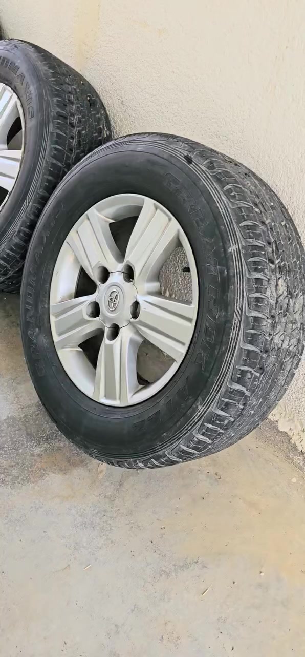سلام عليكم للبيع تخم ويل وتاير لاندكروز موديل 12 نضافه 70 \100  للتواصل ***********

