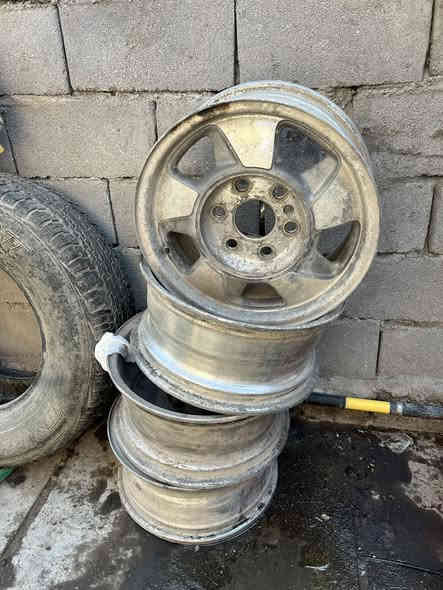 سلام عليكم غراض الفينيه
كير٧٠٠ لوكير كفاله وعل شد ١٣خط 
اكسل ٦برغي طايف كفاله وعلى شد 
ويلات ٦برغي نضاف وحلوات وياهن سبير
كاردن مكفول
فانات تبريد 
بريشر 
وهاي لغراض لباقيه كدامكم 
مكاني بصره زبير مربد القديم***********
