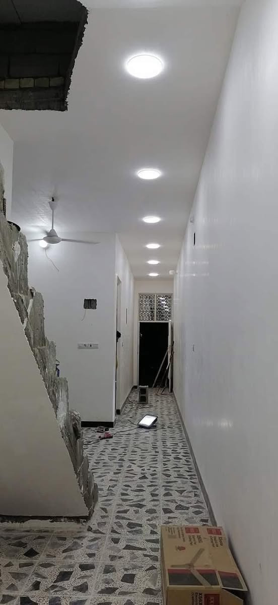 بيت للبيع المساحه 150متر واجه 6متر والنزال 25غرفة نوم +مطبخ4×3 استقبال6×4حمام  البيت جاهز نقصه بيتونه وستاره والباقي كامل مانقصه اي شي  المكان حي الخنساء شارع حسين كعيد الاستفسار الاتصال ***********  هيثم
