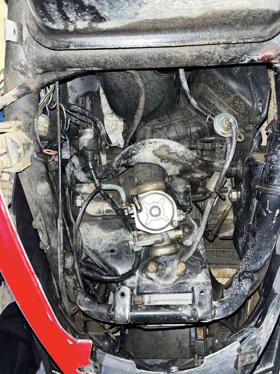 سلام عليكم ماكس مضلع صيني للبيع بسعر 200 قفل لا تدور ويايه كفرات جانبية موجود يحتاجلة لحيم امامي بل وجة ما موجود.
 واتساب ***********
