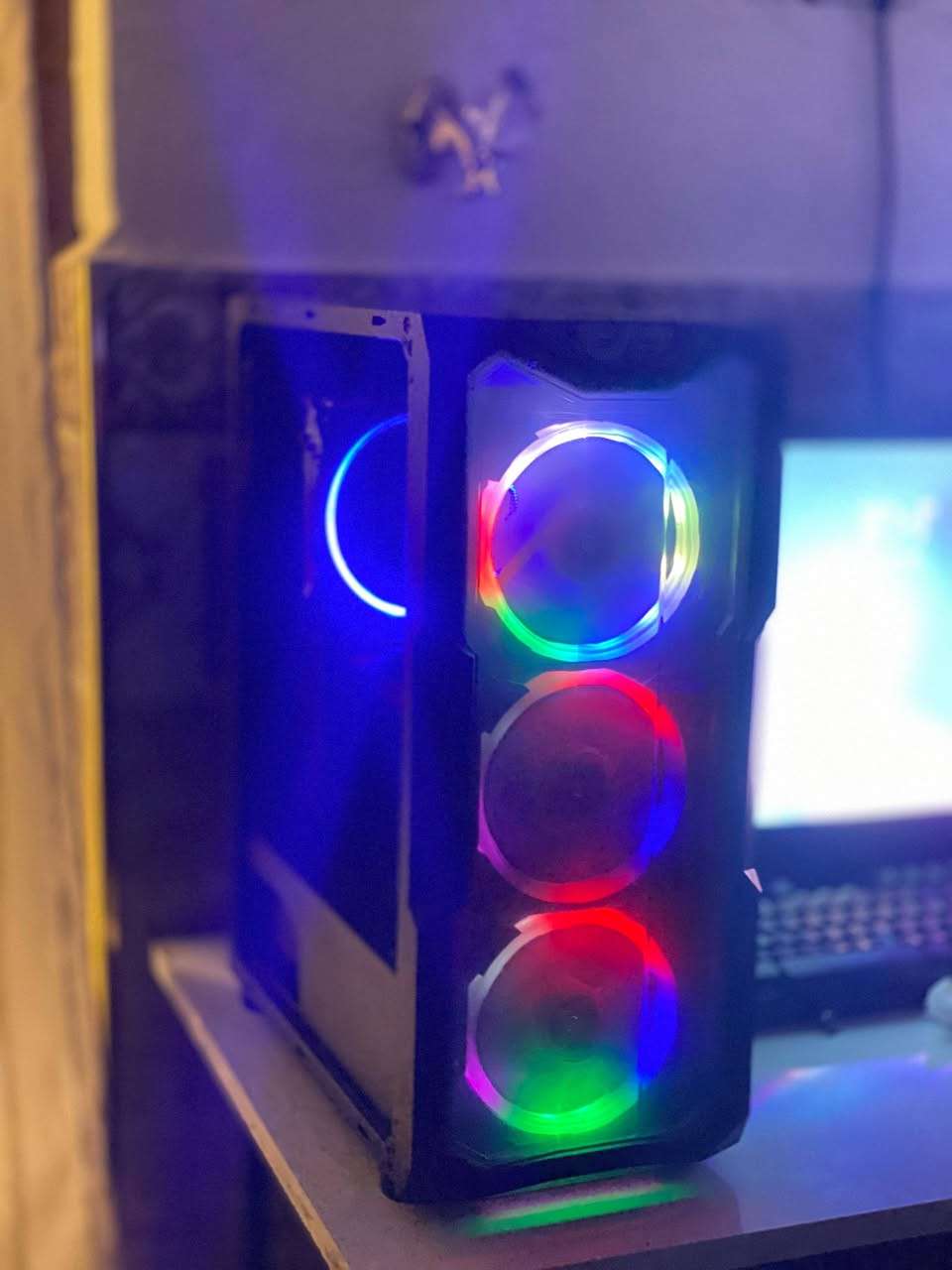 السلام عليكم 
معالج i3 جيل 10 
كرت  Rx 590 gme
رامات ddr 4 .16 gb 
 بور سبلايPsu 650 
Ssd 500gb 
HDD 80gb 
مكاني الفلوجة السعر475 
رقمي ***********
