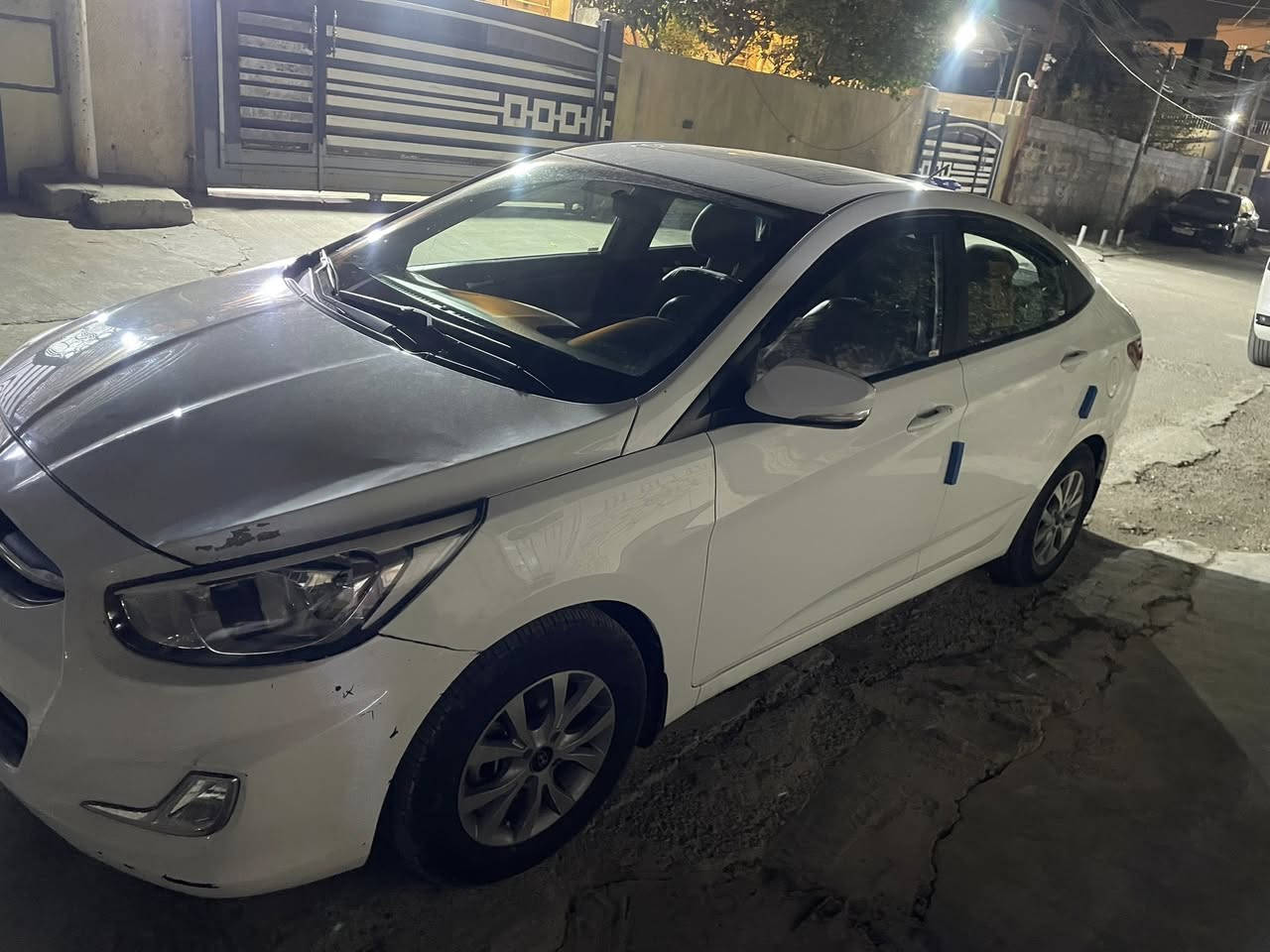 السلام عليكم

اكسنت 2016 خليجي
السعر المطلوب: 115
وبيها مجال للّي يرغب بالشراء، وياريت يكون جاد لأن صراحة تعامل البياعة شوية متعب 😔
عداد السيارة حقيقي 83 الف 

محرك 1600 قطرتين (مثل ما يسمّوها).
السيارة بيها سونار حالياً للمصداقية وحتى أرتاح من سوالف البياعة.
السيارة مكفولة وجاهزة بالكامل عدا المذكور بالسونار.

المواصفات:

 • محرك 1600
 • فتحة سقف
 • 4 دسك
 • 5 تچاوي
 • أشاير بالمراي
 • تحكم مقود جهتين
 • شاشة
 • كامرة خلفية
 • مقود صاجي
 • التبريد شغال 100%
 • التدفئة ملغاة للأمانة (من شتريتها قبل 3 سنوات)
 • تايرات بحالة جيدة جداً 
 • گير نشط ونظيف جداً
 • المحرك صافي وبحالة جيدة
 • كهرباء السيارة شغالة بشكل كامل
 • غرفة السيارة نظيفة جداً من الداخل (بلادية مع دوشمة)

استخدام السيارة شخصي.

السيارة باسمي، سكني الدورة،
ووظيفتي صباحاً بـ الصالحية.

للاستفسار والاطلاع على السونار:
***********

إذا أحد يحب يشوفها أثناء الدوام الرسمي، أرجو إبلاغي حتى آخذها وياي للدوام.

وآسف على الإطالة، وشكراً للإصغاء �
