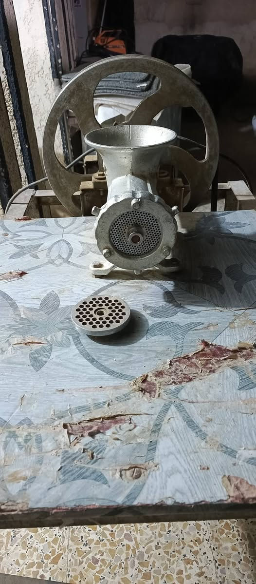 ماكنت ثرم للبيع اخت الجديده استخدام قليل حجم 22ماطور كبير السعر 175الف ***********واسط قضاء الحي
