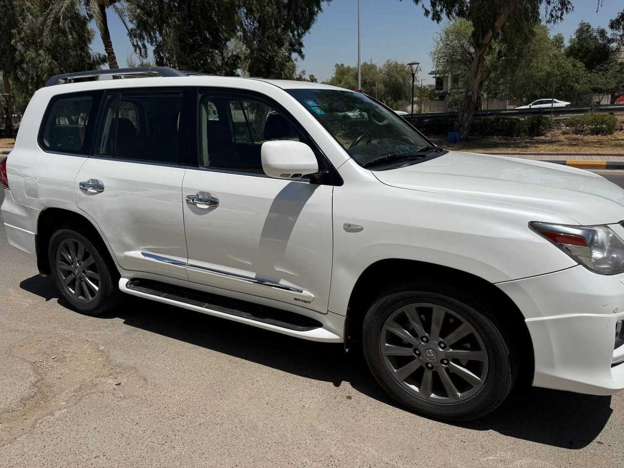 للبيع لكزز Lx5700 موديل 2011سيارة بيه صبغ الجاملغ الامامي الايسر  وشويه بجاملغ الخلفي الايمن  وسونار موجود مع الصور سيارة جكات اربع كامرات جنطة كهرباء تدفئة تبريد بلكشنات دفدي قمارة رادار مكينه 8سلندر  السيارة نظيفة وكامله مابيه نقص رقم بغداد بأسمي مكاني بغداد الكرخ  السعر 31500$  وبيه مجال 
*********** بغداد, العراق
