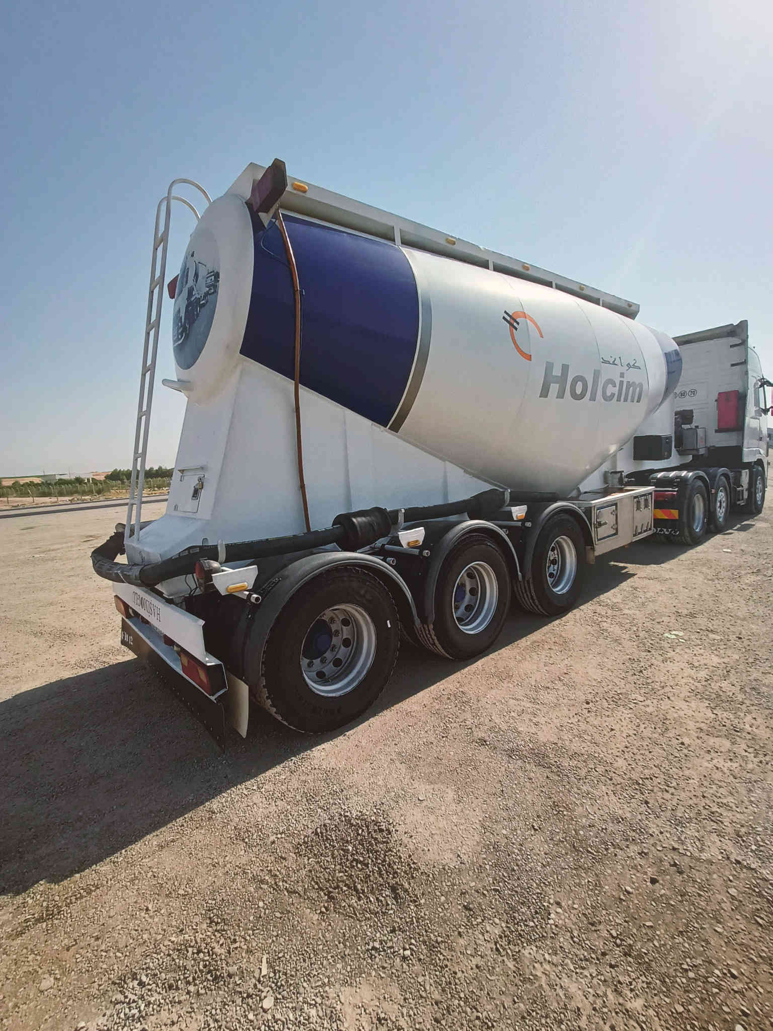 السلام عليكم فالفو 2004 كير ومكينة وشاصي وقمارة مكفولات مكينة 420 كير اوتوماتيك  سايلو تركي حمولة 36 طن دوز الماني ضاغطة ام الطير تخم تاير راس وعربانة
العنوان بغداد الكاضمية 
الاتصال ***********
