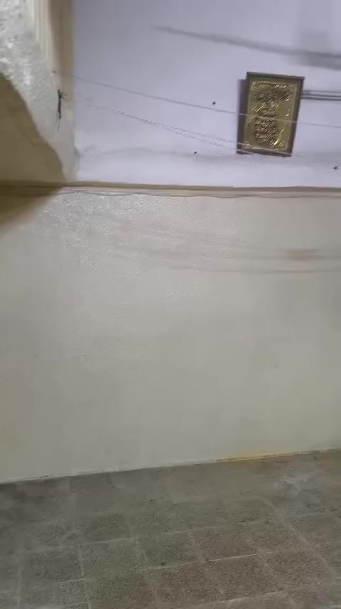 دار غربي في منطقة حي السويس (الدركزلية)  بظهر الخوصر مساحته ٢٠٤ متر مربع مكون من طابقين(شقة معزولة +دار ارضي) يحتوي الطابق الارضي على اربعة غرف وهولين وسرداب وبيتونة كبيرة ومطبخ خارجي وكراج وسطح عدد (٢) وتحتوي الشقة على ٣ غرف وهول وبيتونة وسطح عدد (٢)
وموجر بمبلغ ٧٠٠ الف دينار كوارد شهري للارضي والشقة السعر ٢٠٠ مليون وبيه مجال بالتعامل للاستفسار التواصل على الخاص او الاتصال على الهاتف 
ملاحظة:-انا صاحب الدار. 
‏‪***********‬‏
***********
