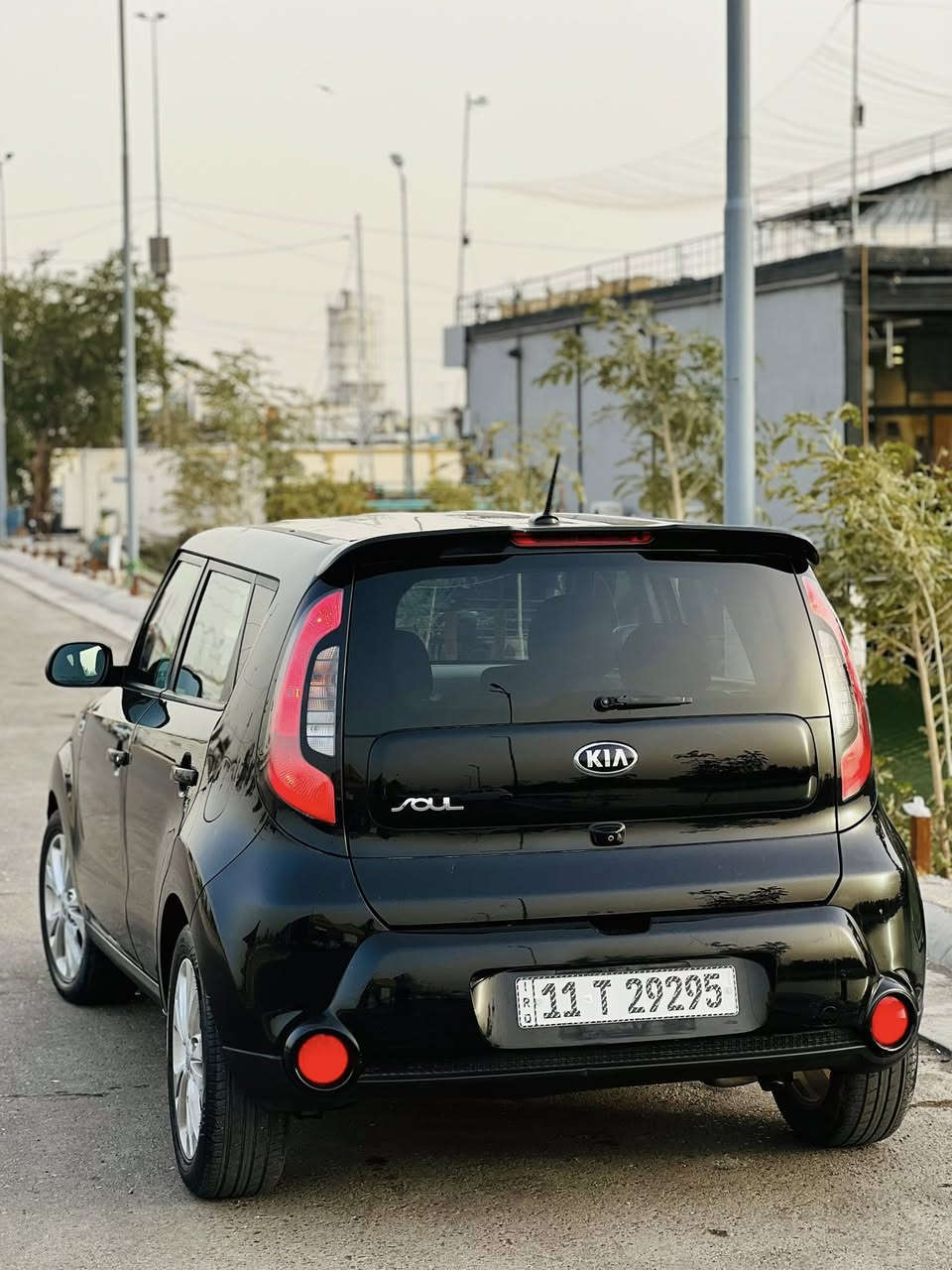 كيا صول 2016 رقم بغداد بسمي سعرها 117 وبيه مجال صور الحادث مرفقه مع الصور حادثه جدآ بسيط صبغ جاملغ وباب فقط فقط سيارة نظيفه مكينته 2000 المرغوب /داخل اسود شاشة وسط / كامرة خلفية دوارة / حساسات خلفية / تحكمات استيرن جهتين / تبريد ثلج / 3 وضعيات للقيادة سيارة جاهزة من كل النواحي مكاني بغداد *********** خاص مغلق الشراي يتصل
