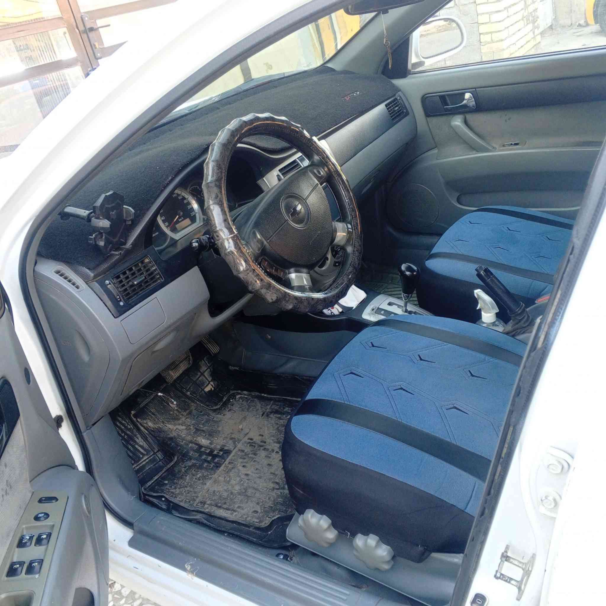 السلام عليكم سياره ابوبتره للبيع خصوصي سياره محرك وكير بلادي خير من الله اي نقص مابيه كامله مكمله تحويل ثاني يوم تخم تاير حديد ويل كب السياره كرهبائيات كامله كلشي شغال  بيه دوشمه كاعيه كشنات نضاف السياره مصبوغه حزام بدون ضربه قويه وبدون دواخل صدر امامي خلفي جديد مكاني بغداد الدوره وهذه رقمي***********
