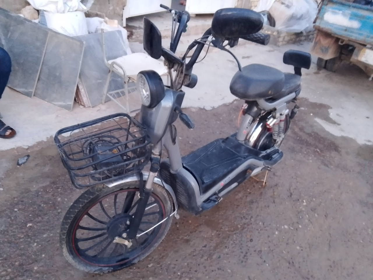 السلام عليكم دراجه شحن للبيع عاطله العنوان بغداد الدوره رقم ***********
