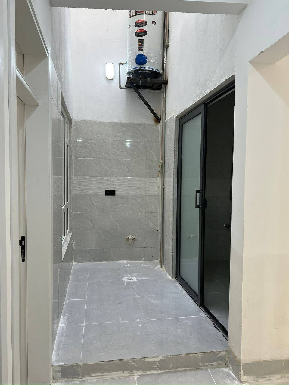 📺 اعلان رقم 346
                  دار للبيع  ١٥٠متر  
                  واجهه  ٧.٥ × ٢٠ م
                 طابو ملك صرف طابقين        
                 بناية حديثة فول مواصفات              
 طابق 1️⃣ 
- استقبال 
-  غرفتين نوم 
-  مطبخ وهول مفتوح 
- مطبخ مساعد 
- صحيات 
ـ كراج سيارة 
- درج خارجي

طابق 2️⃣ 
-  استقبال 
- غرفة نوم 
ـ مطبخ وهول مفتوح 
- صحيات 

📍عنوان الدار 🏡
كركوك - حي الحرية قرب السوق والجامع أمام الشافعي

☎️ للإستفسار يرجى الاتصال 
بالأرقام الموبايلات الواردة أدناه
📲   ***********
📲.  *********** 
📍او زوروا مكتبنا مكتب حاجي يادكار للعقار 
في حي القادسية الأولى مقابل محطة الكهرباء
