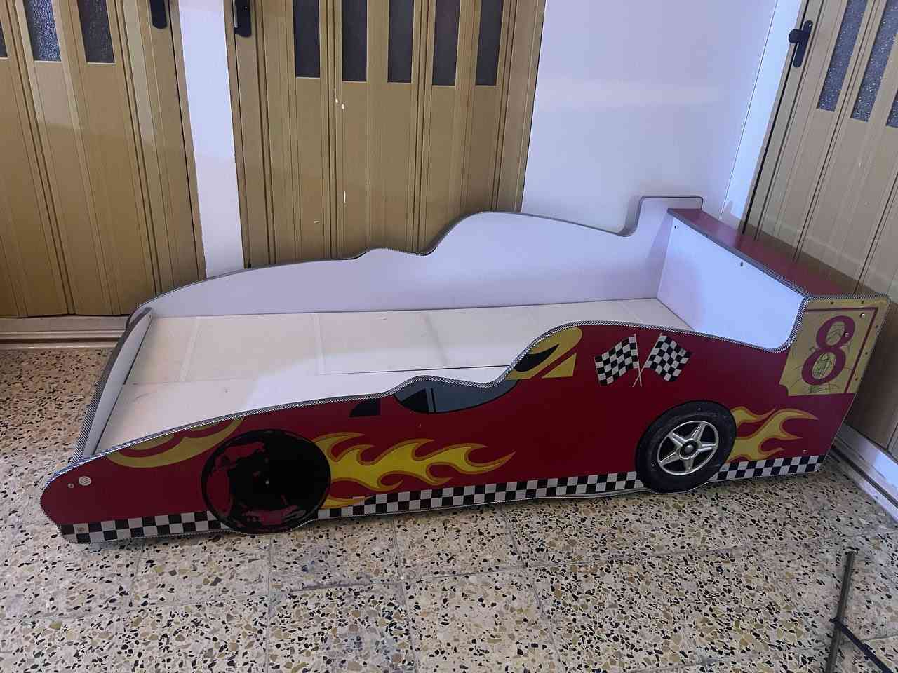 السلام عليكم
بيع أغراض مستعمله 

١-ميز تلفزيون جديد مستعمل قليل الطول ٦٠ والعرض ١٤٣

السعر ٧٥ 

٢- جربايه نفر مستعمله أضرارها بسيطه سعرها ٥٠ 

استفسار على رقم  ***********
