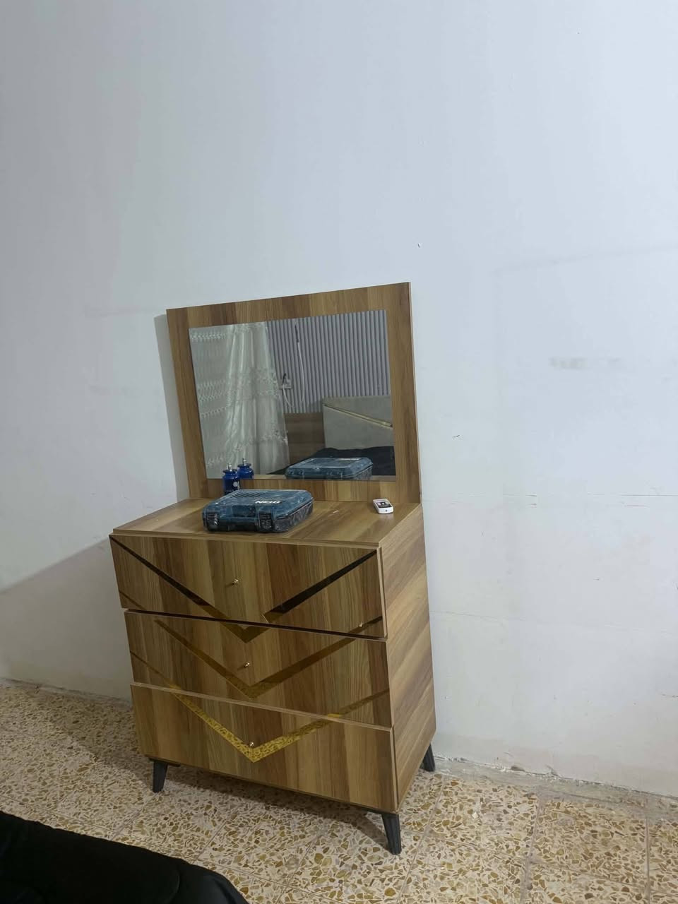 سبلت واحد طن 350 انفيرتر جديد
غرفه نوم نضيفه بدون ضرر357
كاونتر 3قطع خشب 200
طباخ شغال ونضيف 75 
بنكات عدد3 لوحده ب25
صوميه خشب ثقيل ب50

العنوان بغداد الامين 
يوجد توصيل حسب الاتفاق
***********
