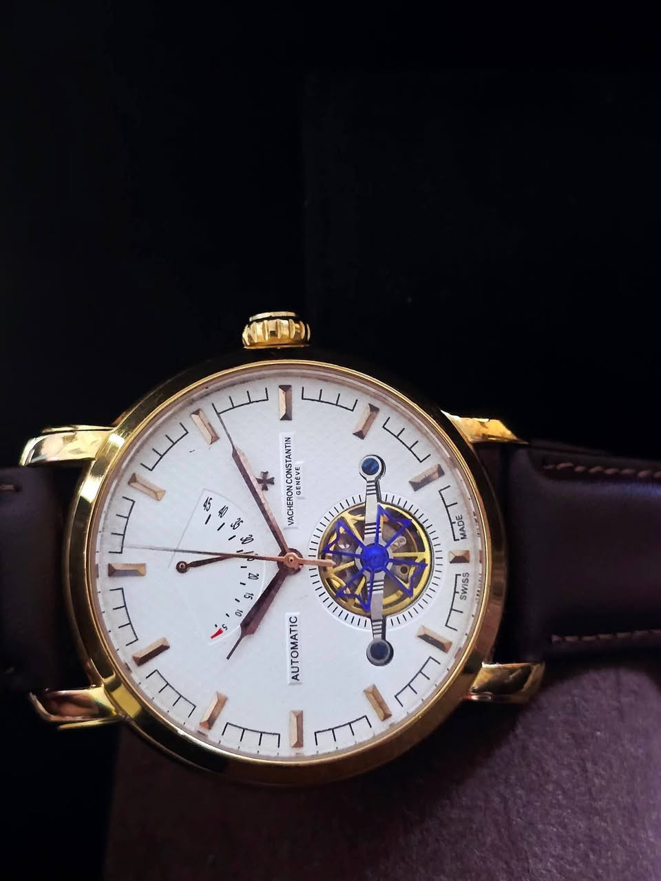 فاشيرون كوستنتين 
كوبي باله اوتماتيك 
طلاء ذهبي ثابت 
رقاص ظاهري مكشوف 
سنتر شحن 
ظهر زجاجي مكشوف 
سير جلد مبدل قفل سير اصلي 
نظيفه جدا 
قطر ٤٥

١٢٥ الف 
المكان اربيل 
يوجد توصيل 

Samer Akeel AlJboory 
https://www.tiktok.com/@samerakeelwatch?_r=1&_t=ZS-92XzzfzgLln


**إذا كنت صاحب هذا الإعلان وتريد حذفه لأي سبب، رجاءا أرسل رسالة إلى الدعم الفني**