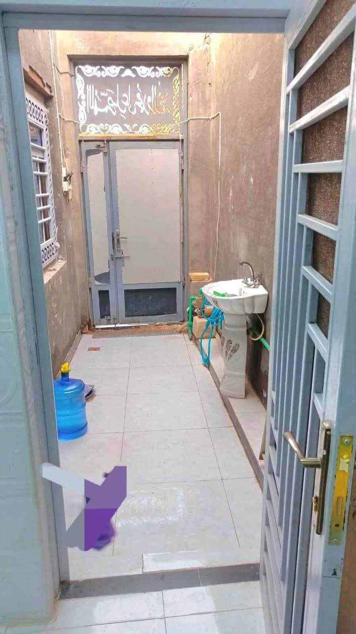 اللهم صلي على محمد وآل محمد
📌بيت مساحه ١٣٠ متر زراعي 

📌طابوق كونكريت 

📌غرفتين وصاله ومطبخ 

📌البيت صاير بفرع يعني الفرع يمه وينسد عرض الفرع ٣ متر  البيت وجهه للشارع العام 

📍العنوان 

شريف الرضي _حي الجوادين _ مقابيل كوت محينه 

💵٤٠ وبيه مجال💵

📞*********** اتصال واتساب
