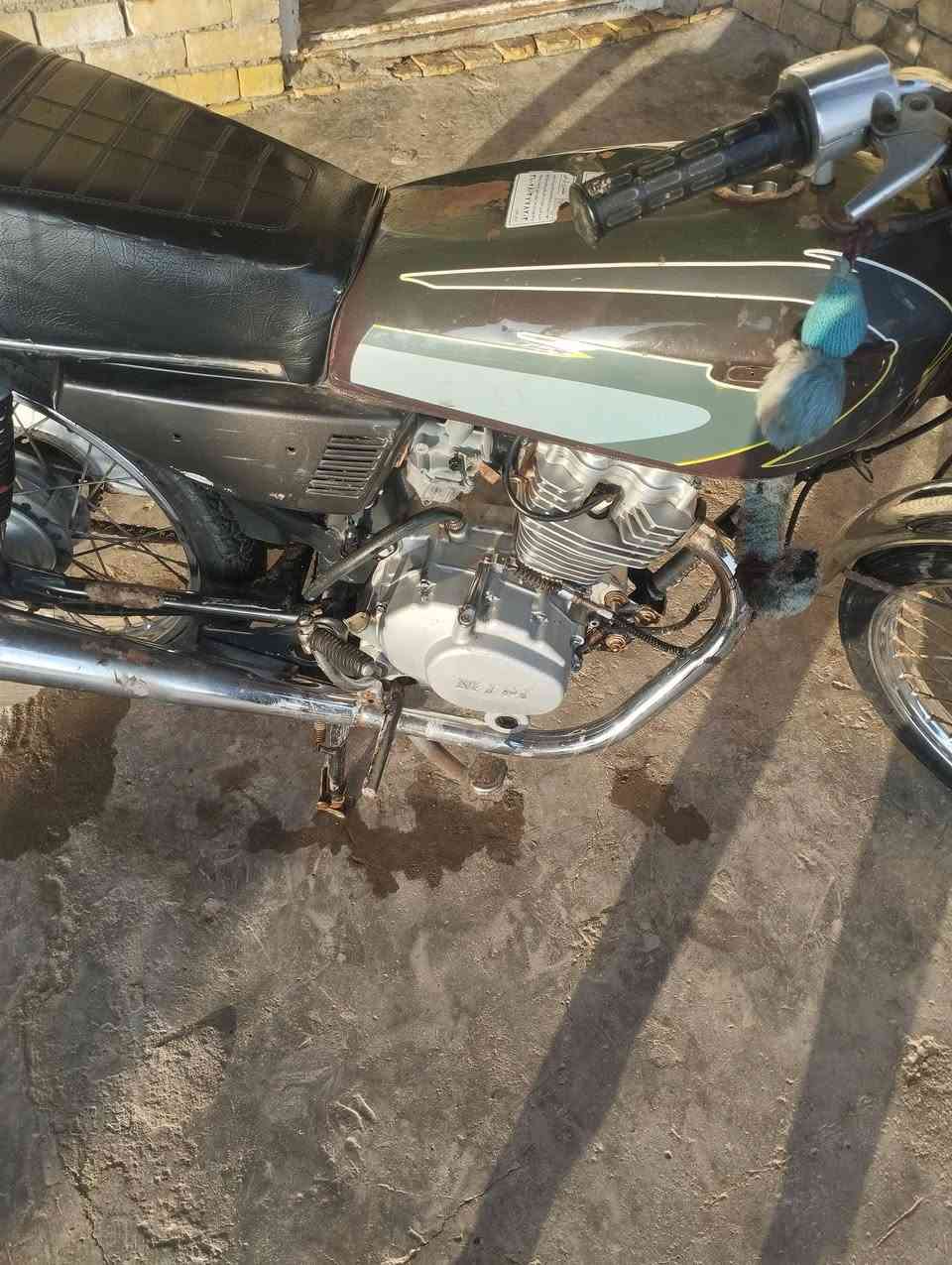 سلام عليكم
دراجه للبيع نضيفه مكينه خير من الله 

بليته ورقم شاصي  مديل 21 
مكفوله من كلشي كهربائيات كلهه شغاله 
دراجه مال بلاد مو تعمير 
السعر 550 قرب مطعم طواحين 
تصال علا لرقم ***********
خاص ما جاوب
