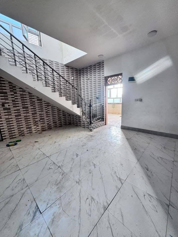 رهن  ٢٠٠ متر  مجمع بيتي ٢
مقابيل الصلطان طابق واحد 
يتكون من ستقبال بطبخ صالة
غرفه عدد ٢ صحيات عدد ٣منور  سعر الرهن 35
مدتت الرهن مفتوحه باقي التفاصيل 
***********
