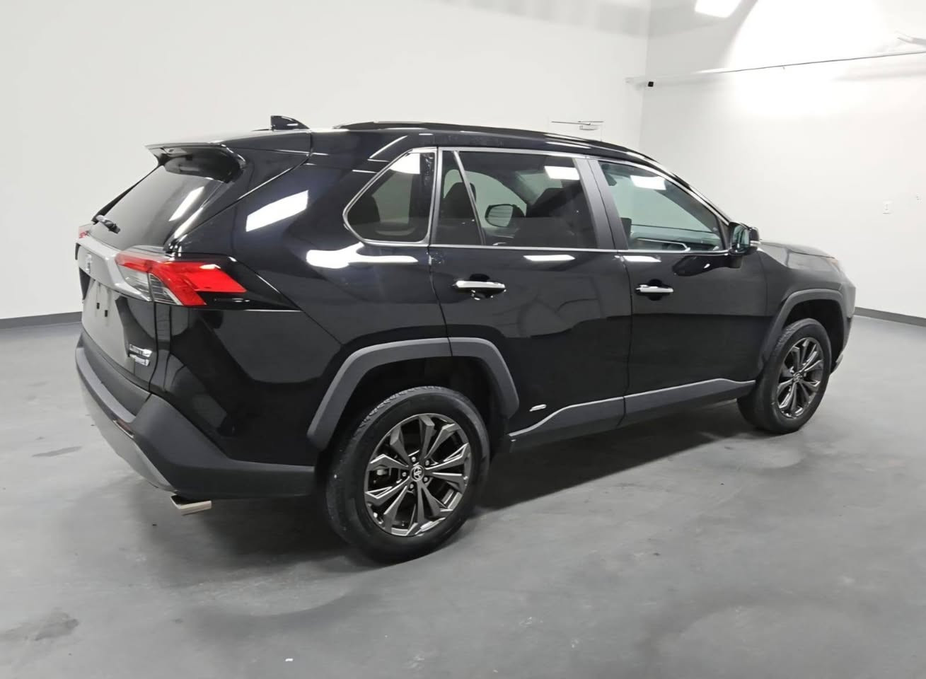 𝐓𝐎𝐘𝐎𝐓𝐀 𝐑𝐀𝐕𝟒-𝐋𝐈𝐌𝐈𝐓𝐄𝐃 𝐇𝐘𝐁𝐑𝐈𝐃 𝐀𝐖𝐃                  

تويوتا رافــــ4 لمتدد هایبرد موديل : 2024

اللون : اسود

عداد المسافة : 8  الف

حجم المحرك : 2.5L (4.سلندر)

ملاحظة السيارة : جاملغ صبغ بدون دواخل 100%

بــدون اربـــاکـات

المواصفات : 𝐋𝐈𝐌𝐈𝐓𝐄𝐃 𝐇𝐘𝐁𝐑𝐈𝐃 𝐀𝐖𝐃   

فــول فــول مــواصــفــات 1/1

فتحة سقف ســـلایـــد
دةبل اكسل (𝐀𝐖𝐃) 
كیــــج الکــــترونــــي
‏‎ابــــواب بصمة
‏‎بصمة تشــــغــــيل 
تشغيل عن بعد (𝐑𝐄𝐌𝐎𝐓𝐄 𝐒𝐓𝐀𝐑𝐓)
‏‎شـــاشـــة كبير ✅(𝐉𝐁𝐋)
سيتم سماعات ✅(𝐉𝐁𝐋)
شحن وايرليس
كاميرا °360
‏‎كاميرا امامي
كاميرا جانبي
كاميرا خلفي
هاند بريك بصمة
اوتو هولد : 𝐀𝐔𝐓𝐎 𝐇𝐎𝐋𝐃
اوتو ستارات : 𝐀𝐔𝐓𝐎 𝐒𝐓𝐀𝐑𝐃
اوتو ستارات : 𝐀𝐔𝐓𝐎 𝐒𝐓𝐎𝐏
رادار امامي (تحديد مسار)
‏‎رادار جانبي (نقاط عمياء)
‏‎رادار خلفي (التحذير من الاصطدام)
‏‎حساسات امامي
‏‎حساسات جانبي 
‏‎حساسات خلفي 
نظام : 𝐄𝐂𝐎
نظام : 𝐍𝐎𝐑𝐌𝐀𝐋
نظام : 𝐒𝐏𝐎𝐑𝐓
مانع انزلاق+𝐀𝐁𝐒
‏‎تحكمات استيرن 
استيرن هيتر
كشنات جلد
‏‎كشنات كهربائي
كشنات خزن+میموري
كشنات تبريد✅ 
‏‎كشنات هيتر✅
‏‎تبريد لمس
‏‎تبريد مركزي 
‏‎صندوق شفط كهربائي 
‏‎لايتات ليـــد 𝐋𝐄𝐃 عدسة زينون بلادي‏
بلاجكتور ليـــد 𝐋𝐄𝐃بلادي
‏‎بكلايتات ليـــد 𝐋𝐄𝐃 بلادي

‏‎ويــــل كــــروم

وبعد هواية مواصفات

تفاصيل اكثر الاتصال على ارقام التالية

𝐖𝐡𝐚𝐭𝐬𝐀𝐩𝐩-𝐕𝐢𝐛𝐢𝐫

☎️ ***********

☎️ ***********

عنوان📍اربيل فرع ناقلات

معرض كاليفورنيا كارسCALIFORNIA Cars🇺🇸🇮🇶
