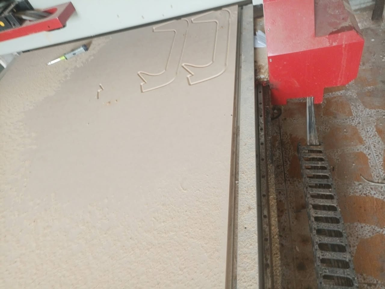 مكينه سي ان سي حجم 4×8 تشتغل على الهوى مو ع مي 
موديل 2025 
مشتغله 3 اشهر 
مكينه جديده مكفوله
***********
