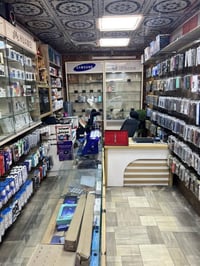 فاترينات موبايلات عدد 5 ارضيات عدد 2 مع البضاعه اكسسوارات ايتمات حديثه...