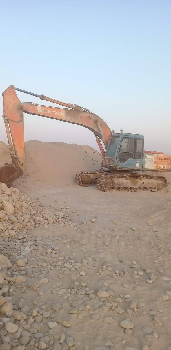 اسلام عليكم حفاره للبيع ثري حجم 200 جاهزه للشقل نظيفه ورقم الماني 
هاتف ***********
