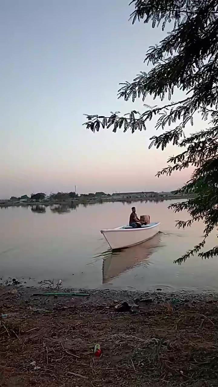 السلام عليكم يالله زورق للبيع جديد خفيف سريع مكان البصره التنومه طول ٥ونص عرض ١١٥قطع برطاني يشيل مكينه ٦٠ ونازل مكان البصره *********** سعره ٩٠٠
