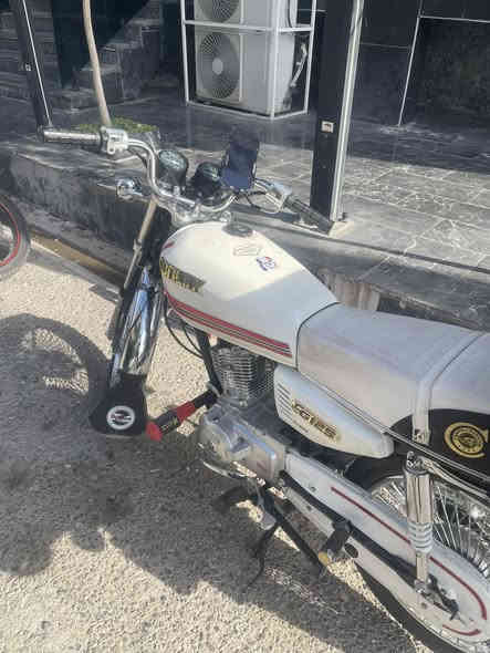 قمبله الشته😂
دراجه :ايراني 
نوع :سونيلك كلاسك
محرك :غطاس 
موديل:2022
محرك ما مفتوح شرط 
كهربائيات كامل 
دراجه قطعه 
رقم :***********
