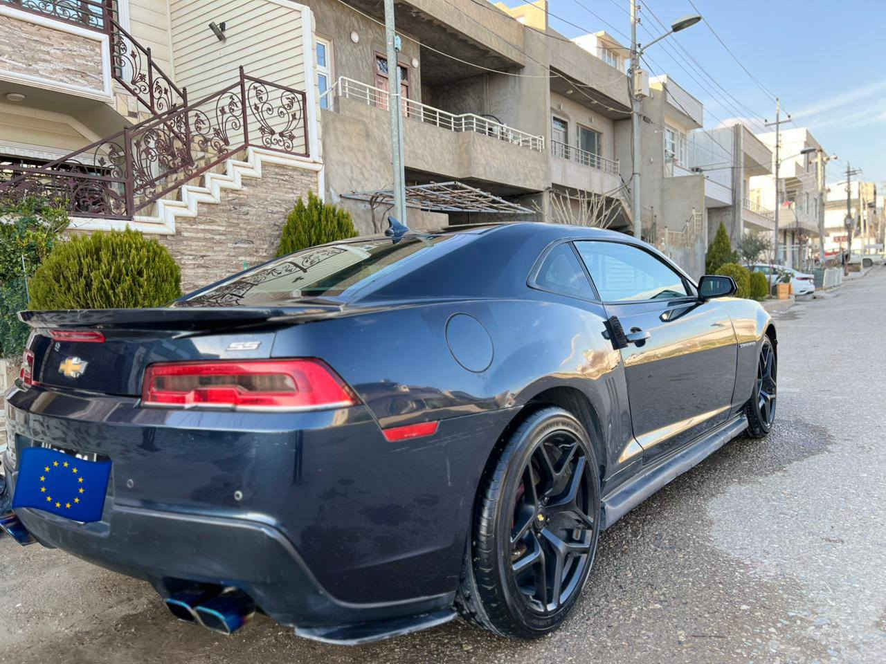 بە ناوی خوا
شیڤرۆلێت کامارۆ
2014
ڕەنگی نیلی
شەش پستۆنی دۆستی گیرفان و موتعە و بێ موشکیلەیی
مەنەفێستە
سەیارەیەکی تا بڵێی جوان و کەشخە و گەنجانەیە
بە شەرتی موس و بڕاوە و هەموو کەفالەتێکی مەدەنی ئەکەم
***********
چوار تایەی لۆکی لە ژێرایە
نرخی 56 گەڵا و مامەڵەیەکی برایانە 
پارەی شاهینەیەکی بڕاوە نیە 
لە سلێمانیم ، 
موشتەری نیت ڕەحمەتت لێ بێ نە سەری خۆ و بێشێنە نە من السليمانية, العراق
