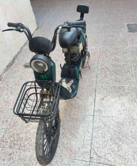 السلام عليكم 
دراجة شحن للبيع 
السعر 175 وبيها مجال 
العنوان البصرة حي الاصدقاء 
للاستفسار ***********
