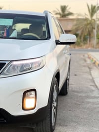كيا سورنتو موديل 15 خليجي، رقم بغداد وباسمي. السيارة مكفولة، بيها جَم ...