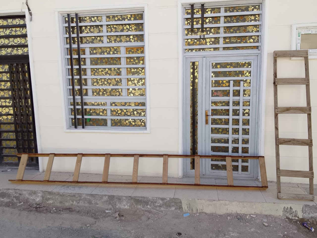 سلام عليكم.  

درج 9بايات.   اربع متار.  نضيف.وقوي

ودرج 6بايه.  عنوان كربلاء 

***********
