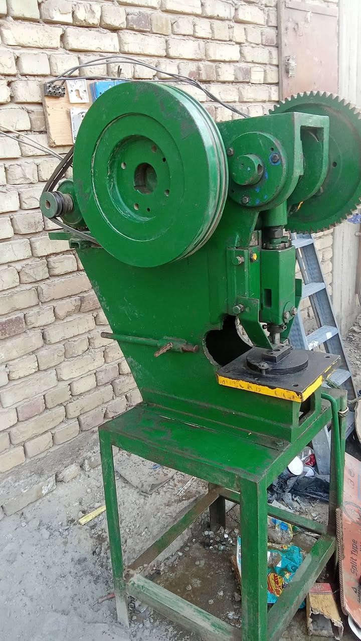 مكائن للعمل التنانير مع ميز للبيع رقم الهاتف *********** سوق الشيوخ بيكم خير وتدللون
