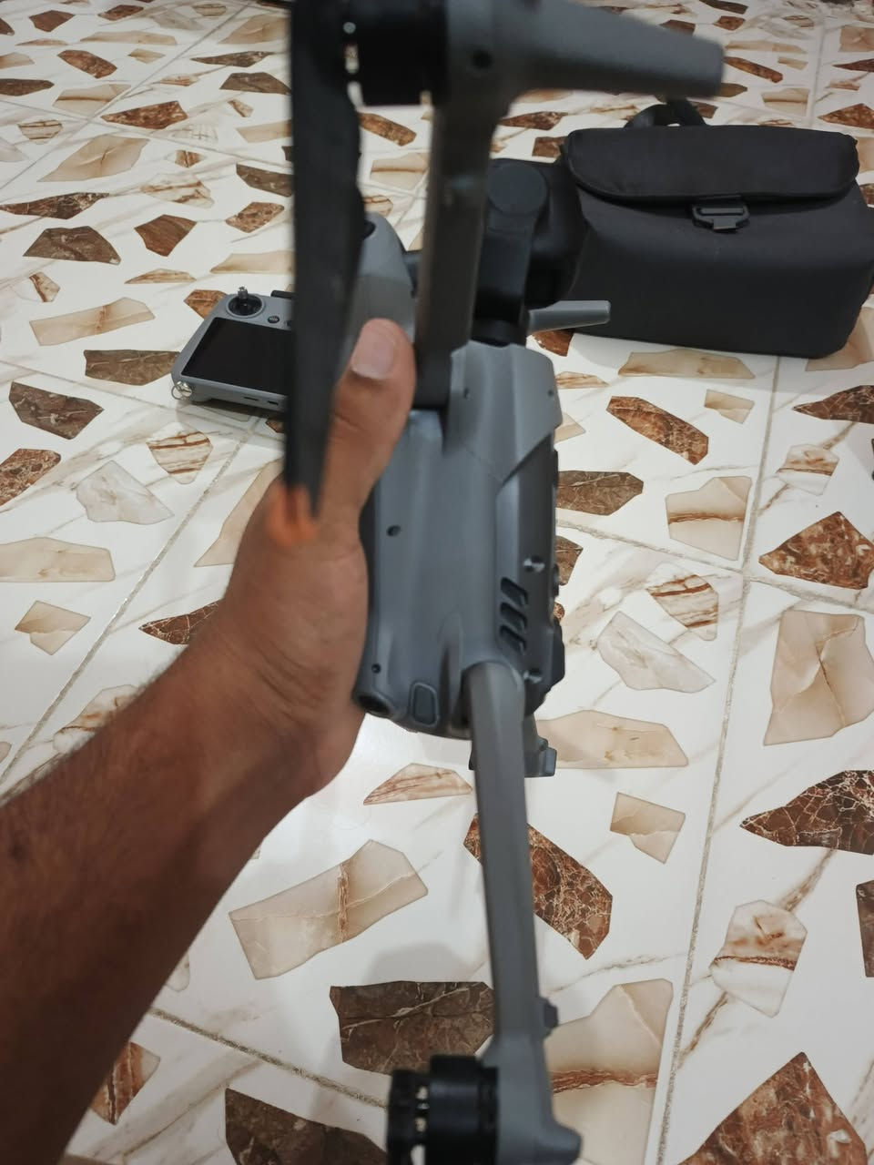 طياره للبيع
طياره ما صار لها شهر مستخدمه
طياره كلش نظيفه 
توصيل موجود
نوع الطياره 
اير 3 اس
***********
