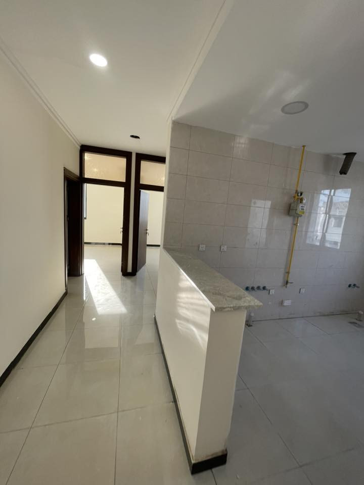 السلام عليكم
شقه للبيع بنظام تحويل القرض
(طابق رابع  اني اختاريتها بالطابق الاخير حتى ماكو ازعاج من الساكنين فوك مع العلم كانت متوفرة غير خيارات )
الشقة طرفية 
في( مجمع الزهراء السكني)  
مقابل معسكر الرشيد
 
مساحة الشقة 160م المساحه الكلية.
تحتوي ..
صالة .+ مطبخ + حمام عدد 2 +
3 غرف نوم  (واحدة  نظام سويت ) + بالكون  
تبريد مركزي  ( 5 سبالت)
 
 مصعد كهربائي 
الطابق هادئ يحتوي على  اربع شقق فقط
* مجمع قريب الكراده 
* المجمع مزود بسكيورتي وكامرات حماية على مدار 24ساعة 
للاستفسار واتس اب 
***********
