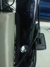 xbox360  نضيف مع يده اصليه سعره 110 مكاني بغداد