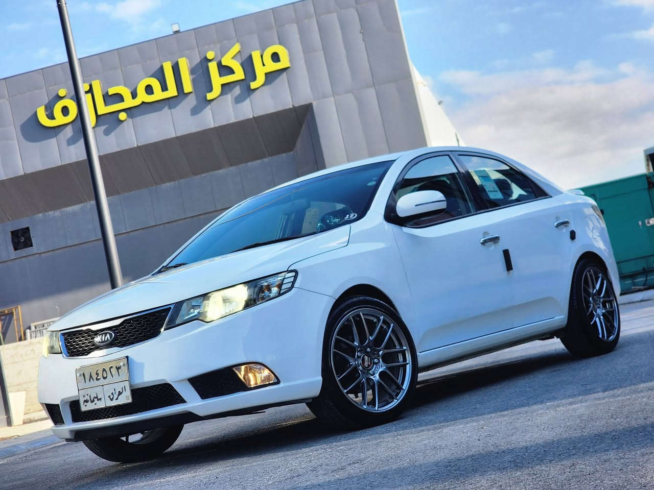 رجاءا اقره المنشور قبل ما تتصل
للبيع سيراتو خليجي موديل 2011 مكانها #سليمانيه..مكينه 1600دوش خليجي 
مواصفاتها داخل لونين مريات كهربائي شفط حاسه خلفيه عداد  حماوه دجيتال وحاكيه وبلوتوث تخم تاير ويلكب كروم جديد جواه مشدود
سياره بيه باب سايق صبغ بدون دواخل 
سياره جاهزه كير ومكينه بشرط السياره ب اسمي وتحويل مباشر 
السعر 93$$ وبيه مجال بسيط لشراي
الرقم *********** واتساب موجود
