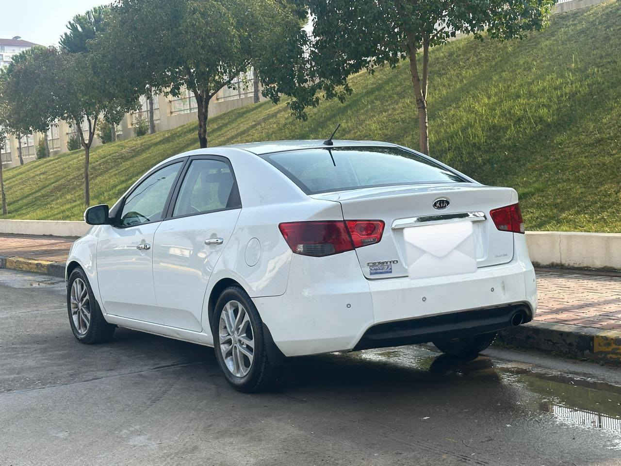 السلام عليكم
السلام عليكم 
كيا سيراتو لبيع موديل 2013 
المواصفات مكينه 1600دوش 
سنويه جديد وهزه ورقم وبراد 
كير ايتي بشرط كير ومكينه مكفول +فول تحكم استيرن شفتات مري شفط أشير مري حساسات خلفي اي بي اس يدات نيكل داخل وخارج داخل السياره اسود صدر امامي خلفي كله جديد تخم تيرات جديد + خمسه ويل كب  +منضومه تبريد جديد  منضومه بانزين جديده  بعض الوصفات ما ثكوره امكم
عنوان السياره بغداد 
السعر 108وبيها مجال 
رقم ***********
