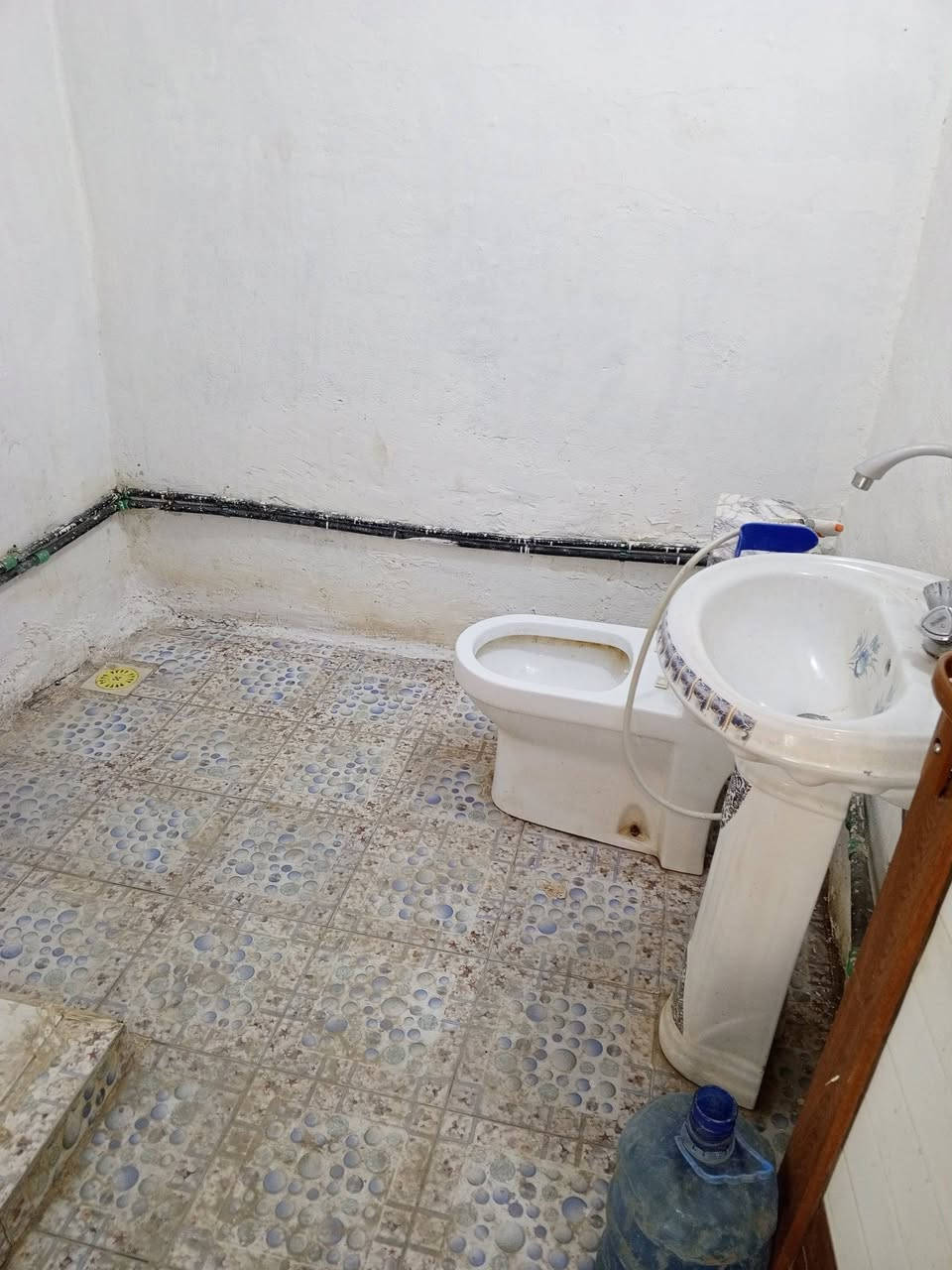 يوجد دار للبيع مساحه 150م يحتوي على غرفتين نوم وصاله واستقبال ومطبخ وصحيات وكراج  سياره مناور 2
في حي المصطفى شارع المطحنه مقابيل معمل الحرير بناء بلوك وسقف عكاده الارضيه سيراميك السعر( 40 )وقابل للتفاوض 
ملاحظه.. ينزل من سعره شغل سيراميك البيت كامل الارضيه وجدران المطبخ والصحيات والطرمه 
الاستفسار الاتصال على الرقم 
***********
