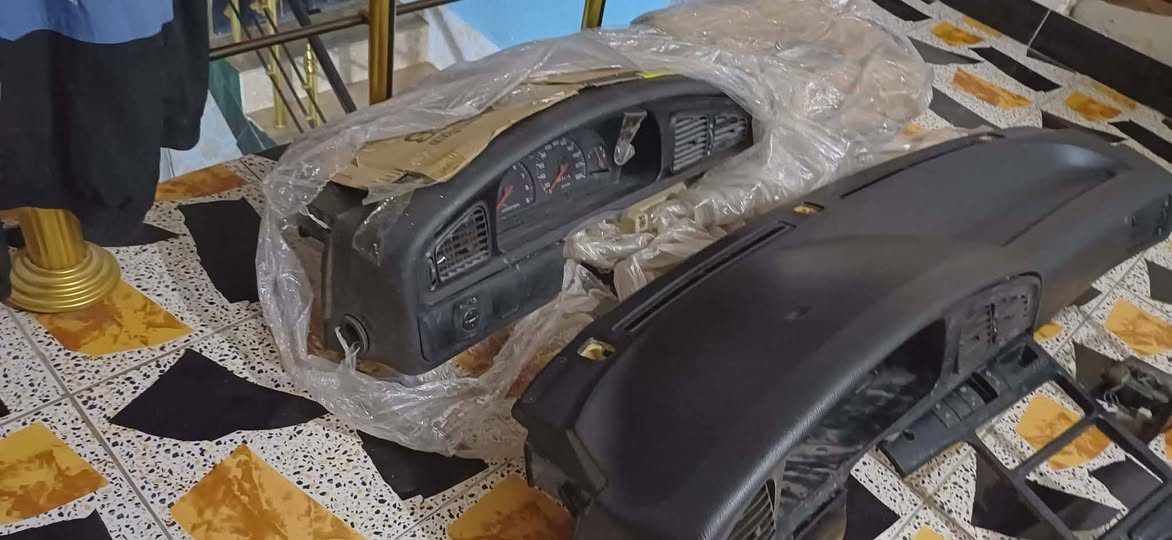 السلام عليكم اخوان دشبول النترا دمعه مسطره عدد اثنين حاويه مامستخدم وكور محرك  أيضا حاويه هاي الاغراض كلها حاويه بلاديه اليحتاج يتصل *********** أو *********** الخط الثاني بي واتساب
