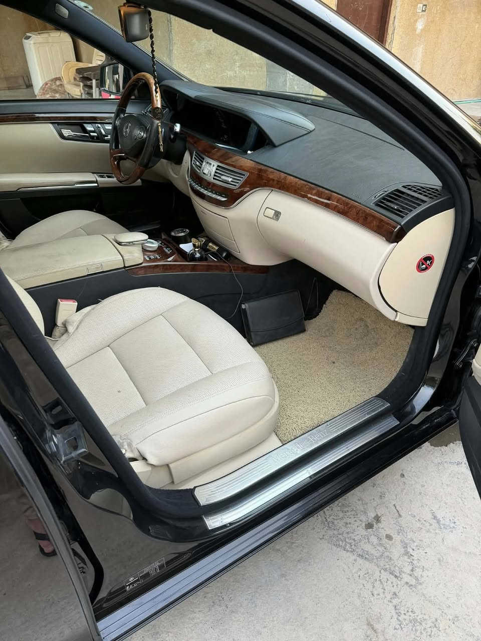 سلام عليكم
للبيع مارسيدس 

سياره جديده بمعنه كلمه 

محرك8سلندر  توين تيربو 

S500

مديل 2011

السياره كفاله  عامه فقط دعاميه صبغ 

كير مكينه كفاله 

السعر 260بي مجال للشرايه 

***********
