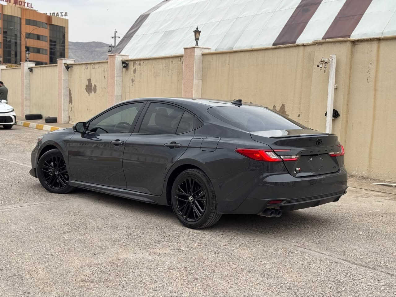 Toyota Camry SE Hev 2025 

بجم و خلفي كبس شرط ✔️

بابين صبغ و ارباك بس بردة طاك 👌
و مكانين صغير بي بارد و رقم الشاصي بالصور 
هايبرد و بانزين 🔋
كل شي بلادي شركة و بدون مصرف 💯
مواصفات SE المعروفة 🎖️

سعر 🔥 220 و مجال
مكان عقرة "ئاكرئ"
واتس اب و كورك *********** اكر, نينوى
