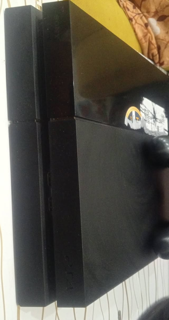 بلي4 نضيف جدا صارلي 10ايام من شتريته كارتونه موجوده كلش نضيف حته لوصل بعده ملزوك عل بلي 
كدامكم العاب لي بي موجود كدامكم نضام البلي مهكر قرص 
عنوني بغداد سبع البور يوجد توصيل بغداد فقط 
السعر مع الهارد الخارجي 250 
بدون هارد خارجي 225 قفل
*********** وتساب
