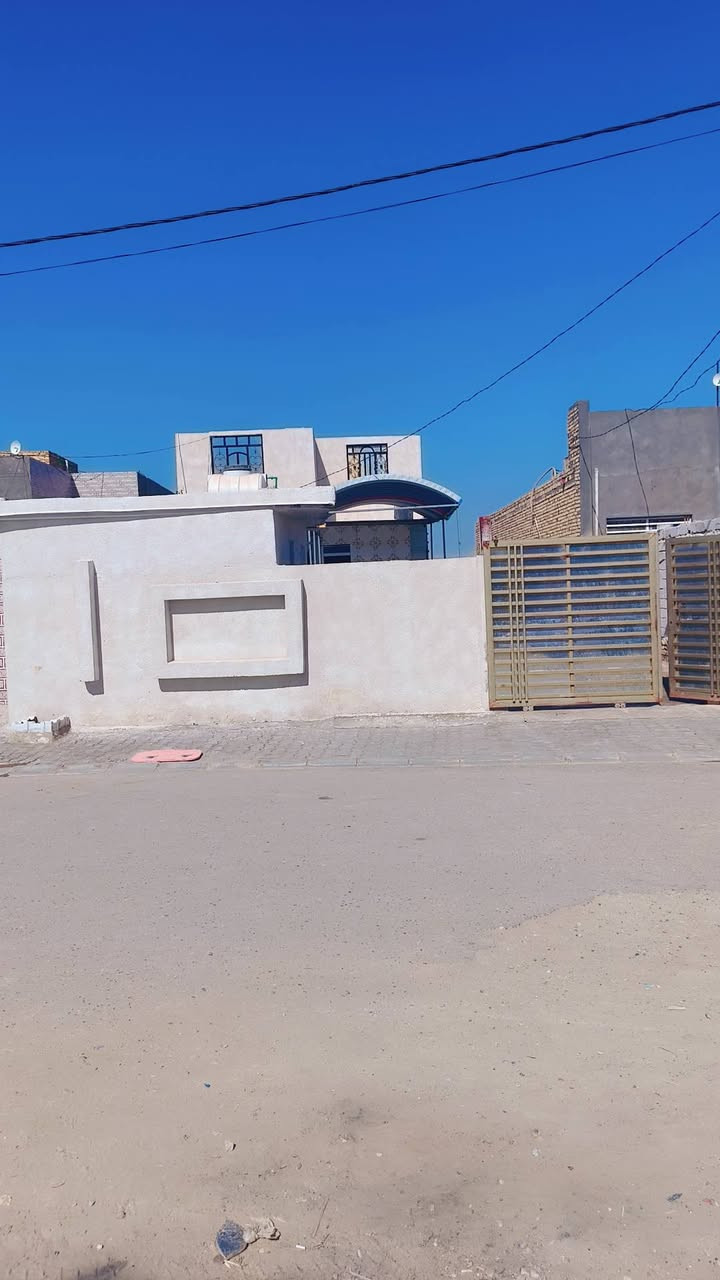 بيت مساحه 350في  ملحق حي العامل يتوفر جميع الخدمات ماء خطين وكهرباء ومولد
ومدارس ابتدائية وإعدادية 
ومستوصف صحي 
ونترنيت ضوئي
البناء جديد 
الاساس صب مسلح كونكريت 
البناء ابلوك واعازل طابوق 
الارتفاع 3متر ونص 
البيت يتكون مطبخ حار +ومطبخ بارد + غرفتين + صاله +مجمع صحيات وحمام داخلي  وبراني كبير 
+محل خارجي +صحيات خارجيه وحمام
أي استفسار تفضل ***********وتساب ادزلك فيدو شرح تفاصيل 
السعر 75قابل للتفاوض
