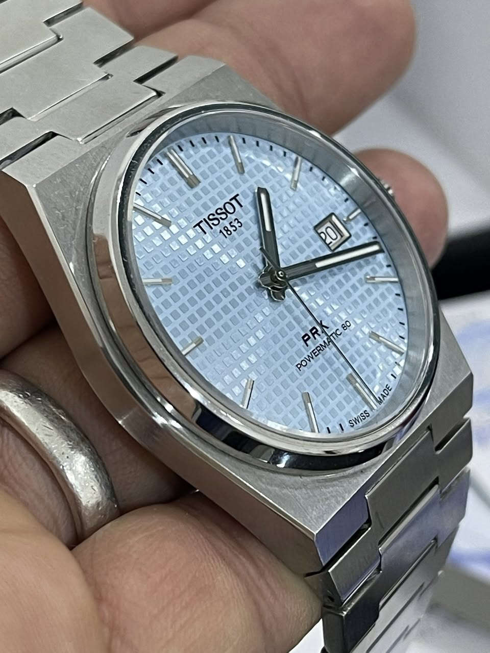 للبيع – Tissot PRX Powermatic 80 – موديل 2023 – كامل المرفقات ✅

📍 الساعة: Tissot PRX Powermatic 80
📅 السنة: 2023
⚙️ الحركة: أوتوماتيك سويسري – مخزون طاقة 80 ساعة
📏 الحجم: 40 ملم
🎨 اللون: أزرق ثلجي (Ice Blue) – نقش وافل
💧 مقاومة الماء: 100 متر
🔩 السوار: ستيل كامل – مشبك فراشي – خاصية التبديل السريع

المرفقات:
✅ العلبة الأصلية
✅ الضمان والوثائق
✅ كامل التجهيزات (Full Set)

الحالة: ممتازة – جاهزة للاستخدام اليومي.

💰 السعر: (750$)
📍 الموقع: (البصرة - متوفر توصيل كافة المحافظات )

للتواصل: (***********)

#Tissot #PRX #Powermatic80 #ساعات_سويسرية #ساعات_رجالية #للبيع #FullSet
