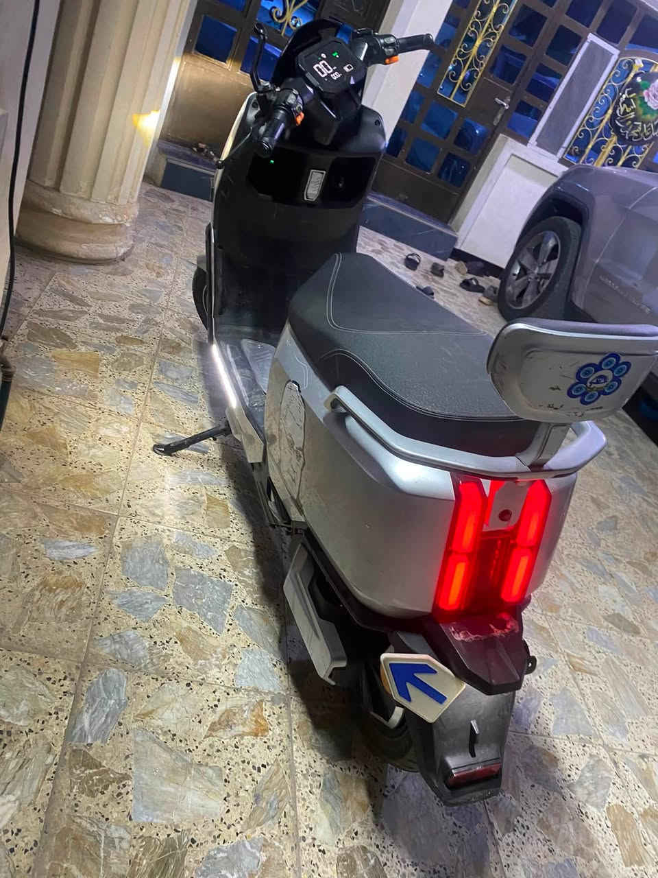 سلام عليكم 🛵 سكوتر كهربائي TAILG (ريان - RAYAN) للبيع
 النوع والماركة: TAILG (تيلج) متانة ورصانة معروفة.
 اللون: فضي (سلفري) مميز.
 النظافة: 70% (نظيفة، كهربائيات كلها شغالة، وجاهزة للركوب مباشرة).
 الأداء: تمشي 30 كيلو وبعدها تبدأ تضعف عزمها حتى تنبهك تشحنها.
 المواصفات والكهربائيات:
 شاشة رقمية (ديجيتال) تعرض السرعة ومستوى البطارية.
 لايتات أمامية LED قوية جداً + ستوب خلفي حديث وشريط إضاءة جانبي.
 كوشن عريض ومريح مع مسند ظهر خلفي للراكب.
 أرضية واسعة للأقدام مع قواعد ألمنيوم.
 إطارات CST الأصلية بحالة جيدة.
 السعر: 750 ألف دينار عراقي (وبيها مجال للشراي)
 العنوان: بغداد - الشعلة
 رقم التواصل / واتساب: ***********
