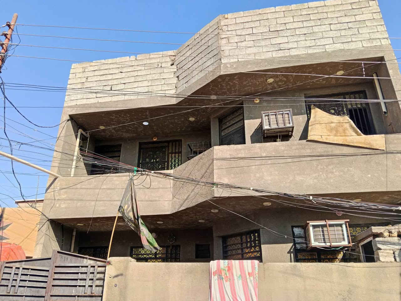 البيت للبيع مساحته 
190متر
البيت يحتوي على ستقبال 
ومطبخ
5غرف
صيحات 2
حمامات2
مناور 2
البيت كاشي جاهز
المكان زعفرانيه دور الصحه 
محله 966زراعي قرب السده الجنابين 
***********
سعر خاص
